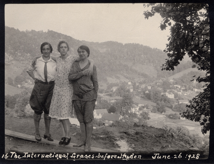 Card 3 - TC 1002 International Graces before Hyden