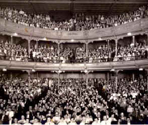 The Macauley Theatre's last audience during the closing performance of The Naughty Wife on August 29, 1925.
